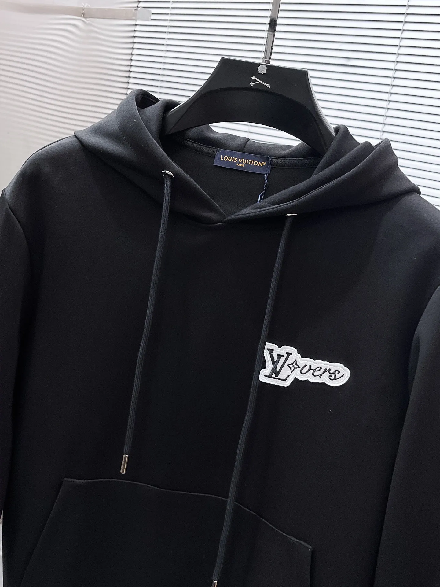 🅿️720 LV hot-selling suit is coming. Focus on the original version of the official website. 2025 new hot-selling cardigan suit. The original order is the best. 🇭🇰The meticulous work of top designers. It has a fitting and perfect upper body effect. All-natural high-quality Tencel Roman cotton 100%, close-fitting comfort, noble and elegant! Original hardware embodies elegance and nobility! Counter size: M-3XL (maximum wear up to 190 pounds)